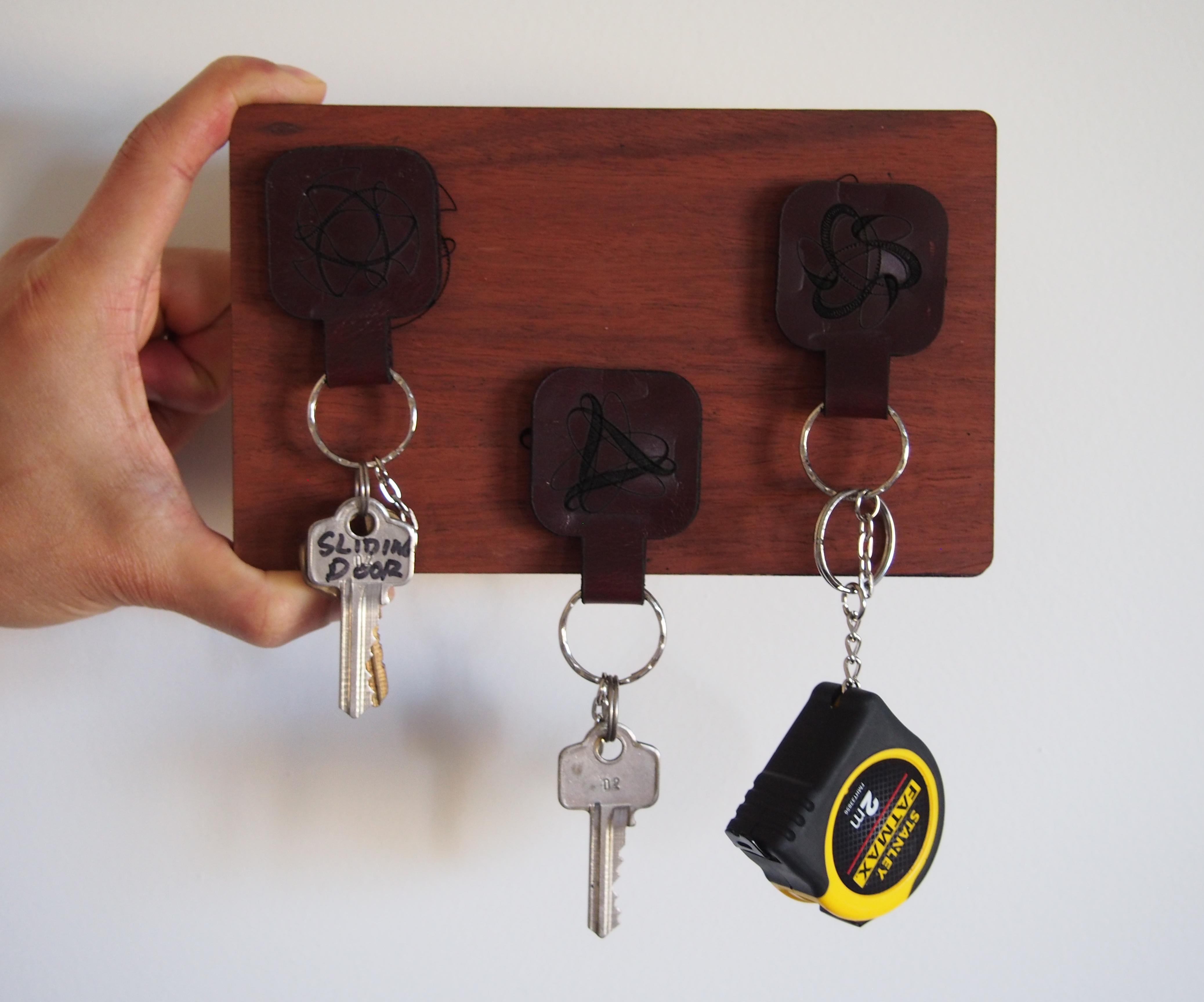 Magnetic Wood and Leather Keychain Organiser