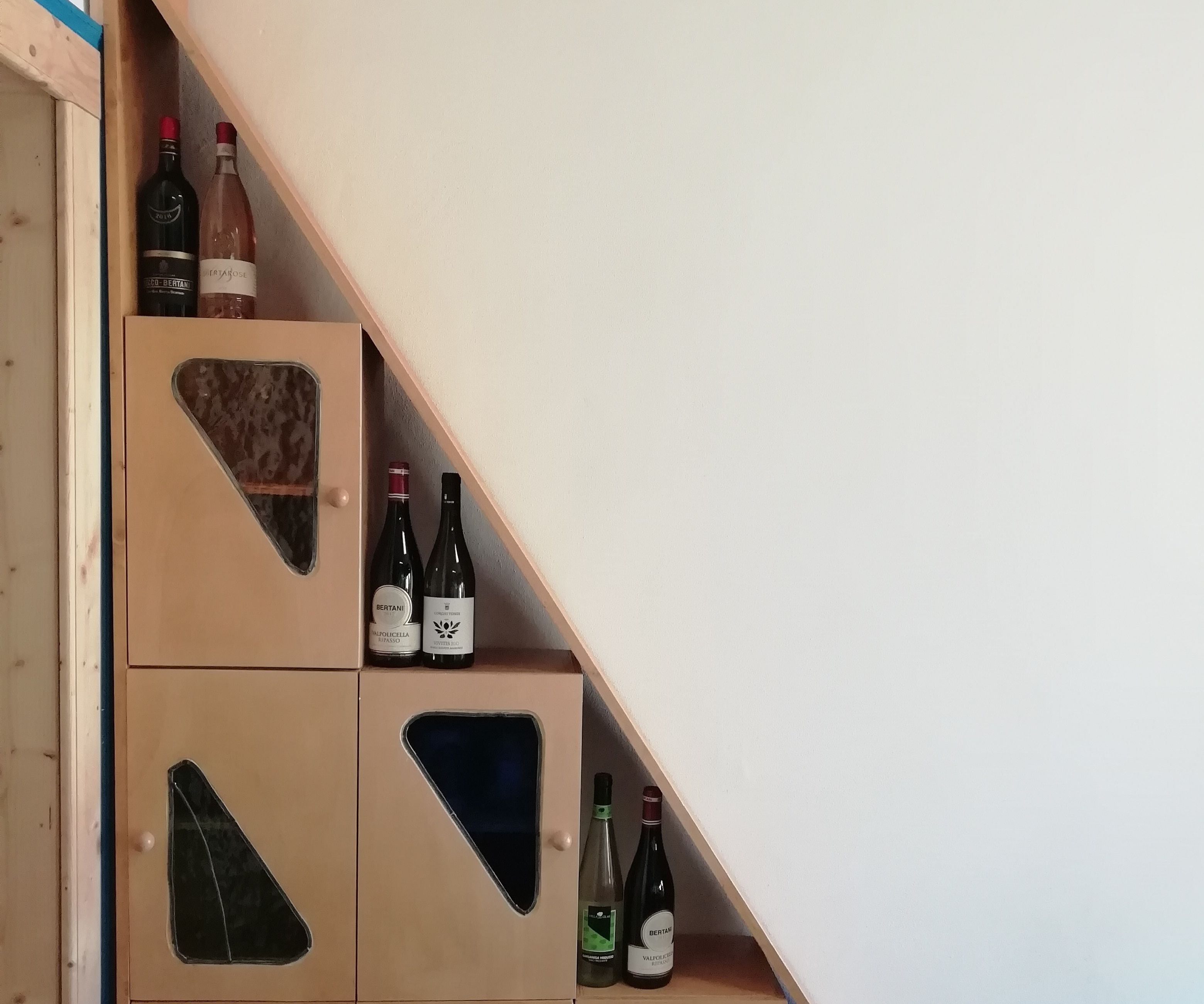 The Triangle: a Glass Closet for Wine