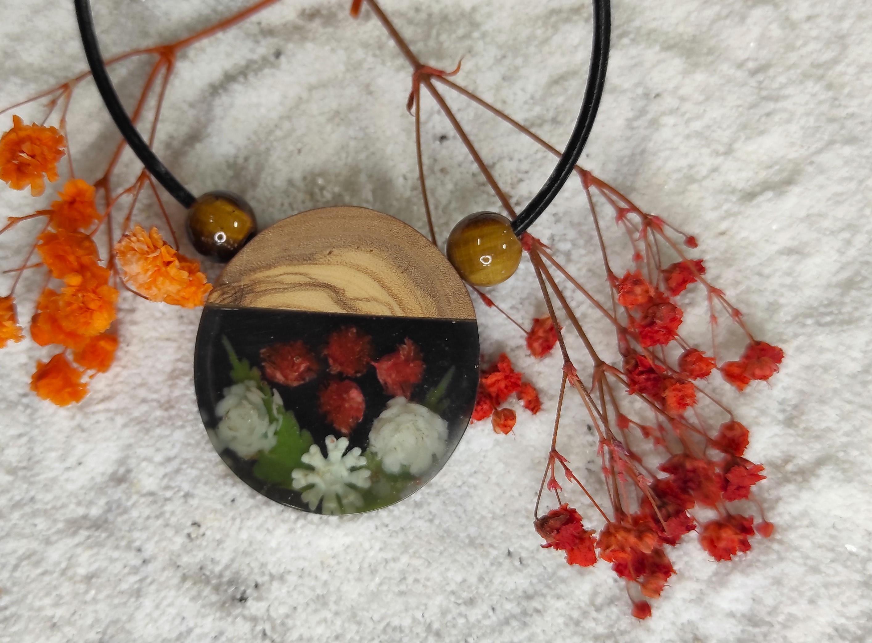 Jewelry Made of Epoxy Resin and Dried Flowers